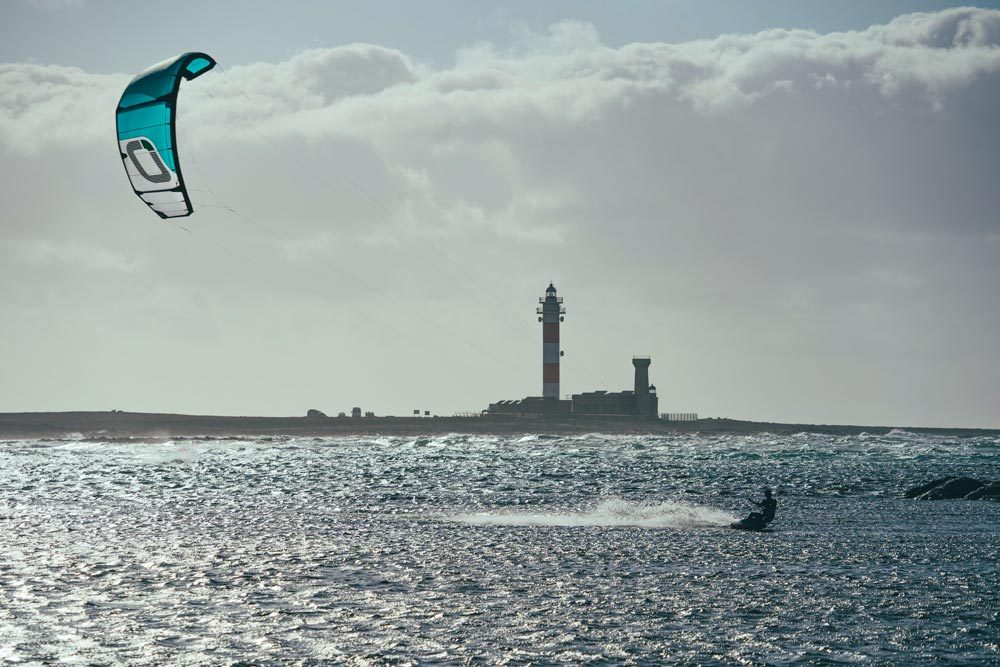 Kitesurf frente al faro de El Cotillo