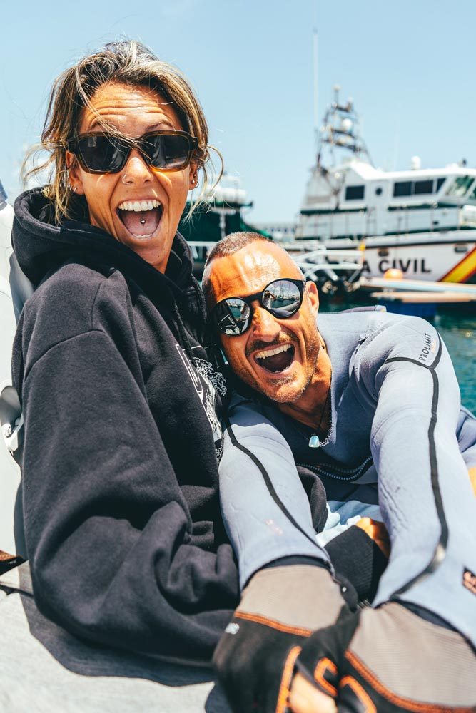Dos personas riéndose en el barco de Fuerte Active