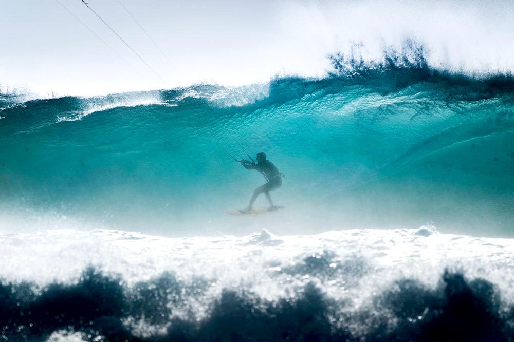 Kitesurf en una ola grande