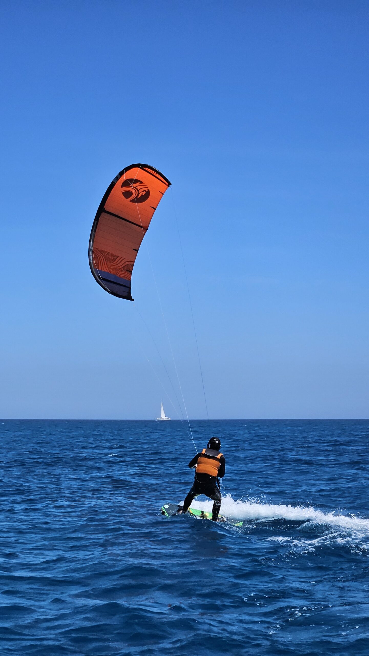 Kitesurfista navegando en el mar