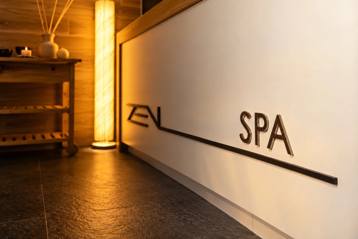 Recepción del spa con su lámpara de luz cálida