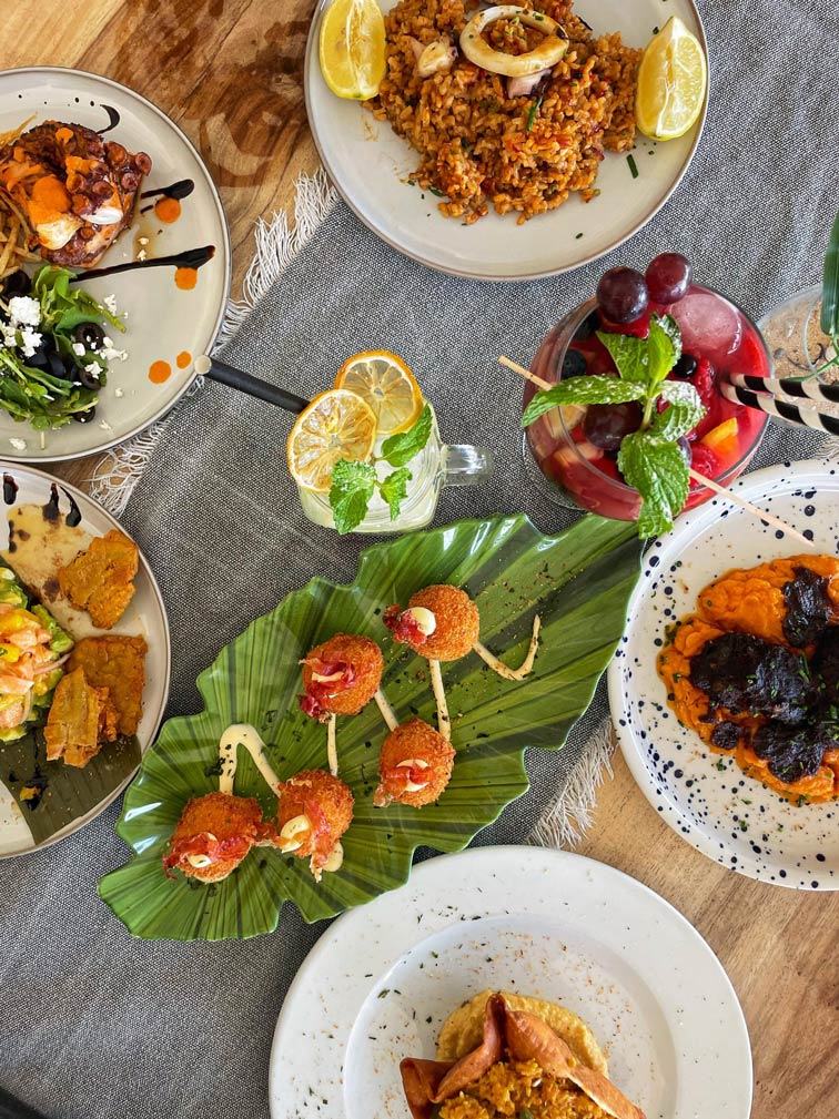 Mesa de brunch con varios platos para compartir