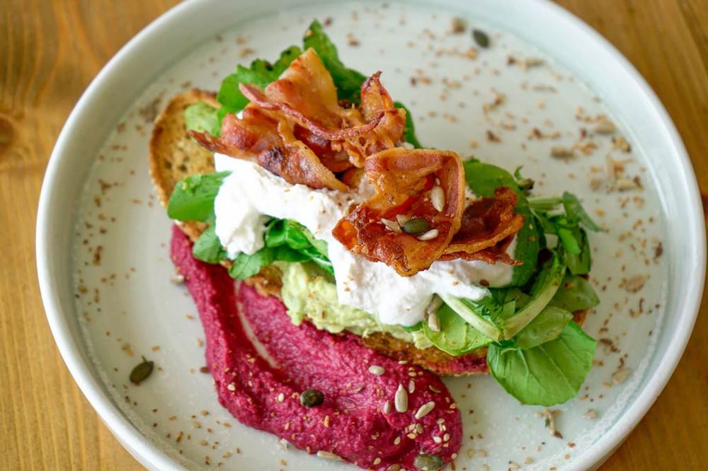 Tostada de aguacate con burrata y bacon