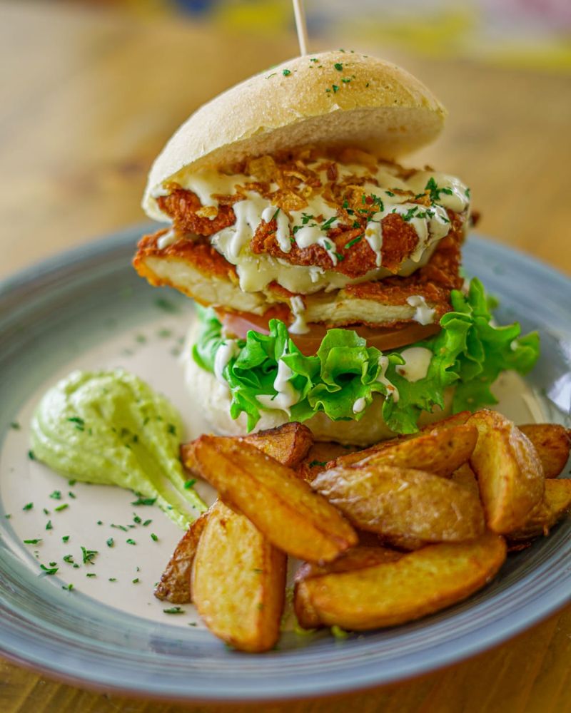 Hamburguesa de pollo crujiente de Banana Beach Club