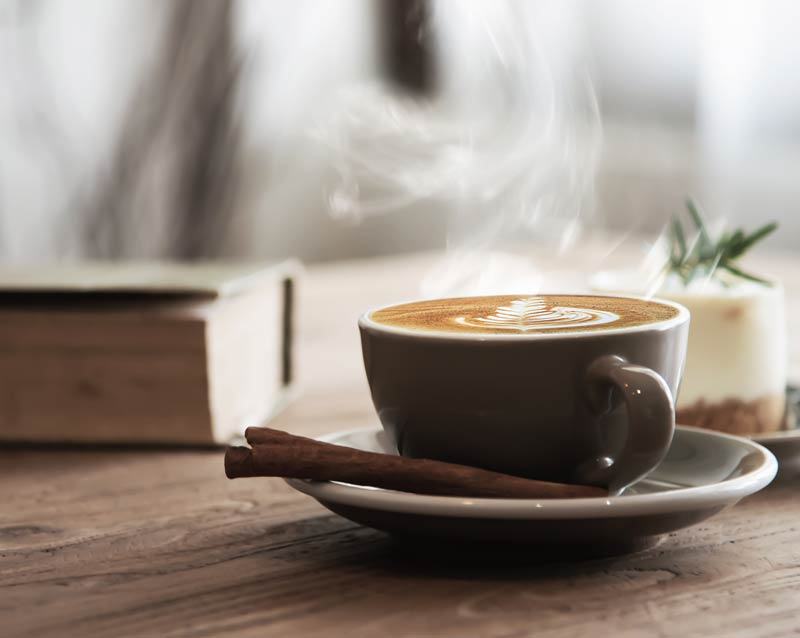 Café con leche y jarra de leche