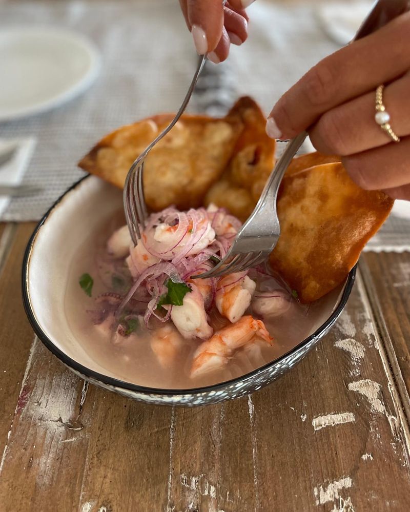 Ceviche de pulpo y langostinos con totopos