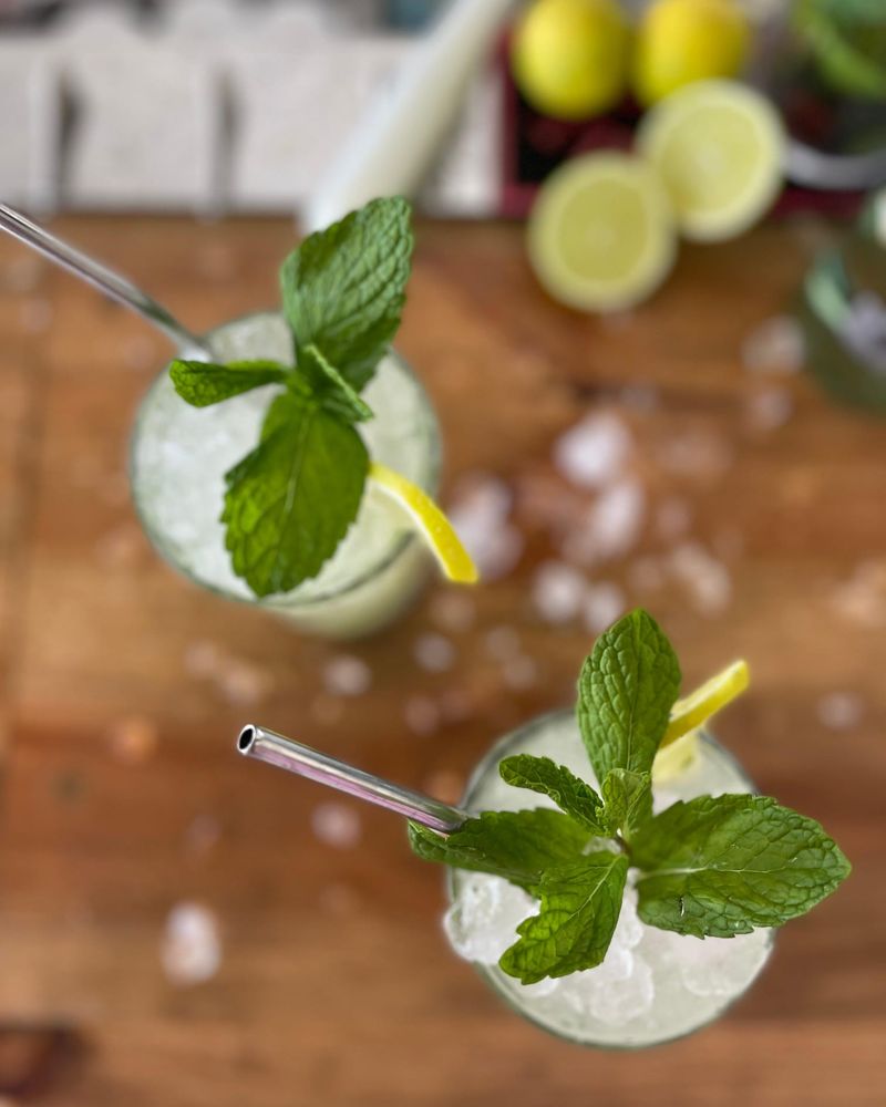 Dos mojitos con hierbabuena y lima