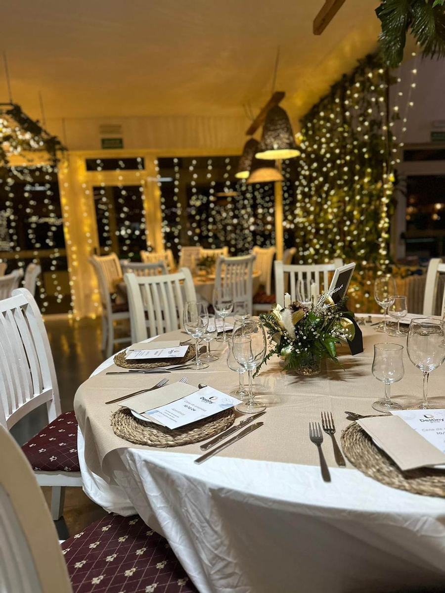 Mesa vestida para una cena privada con luces