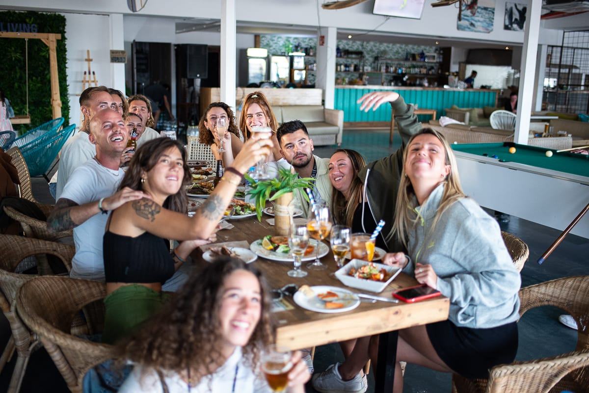 Grupo de amigos comiendo en el salón