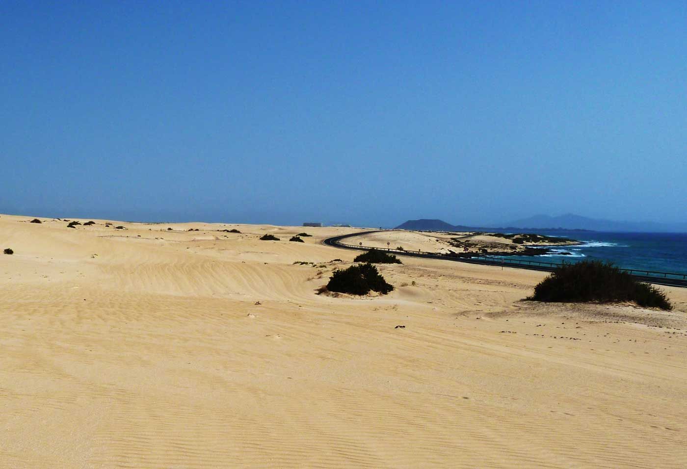 Las dunas de Corralejo con el mar y Lanzarote al fondo