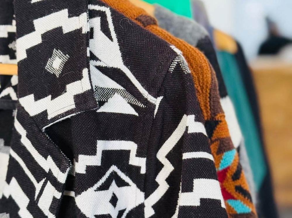 Puesto de ropa vintage en el mercadillo de Banana