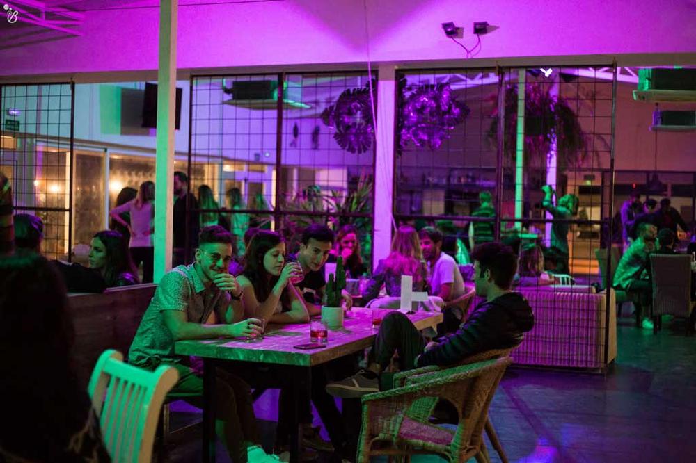 Gente en las mesas del salón durante una noche temática