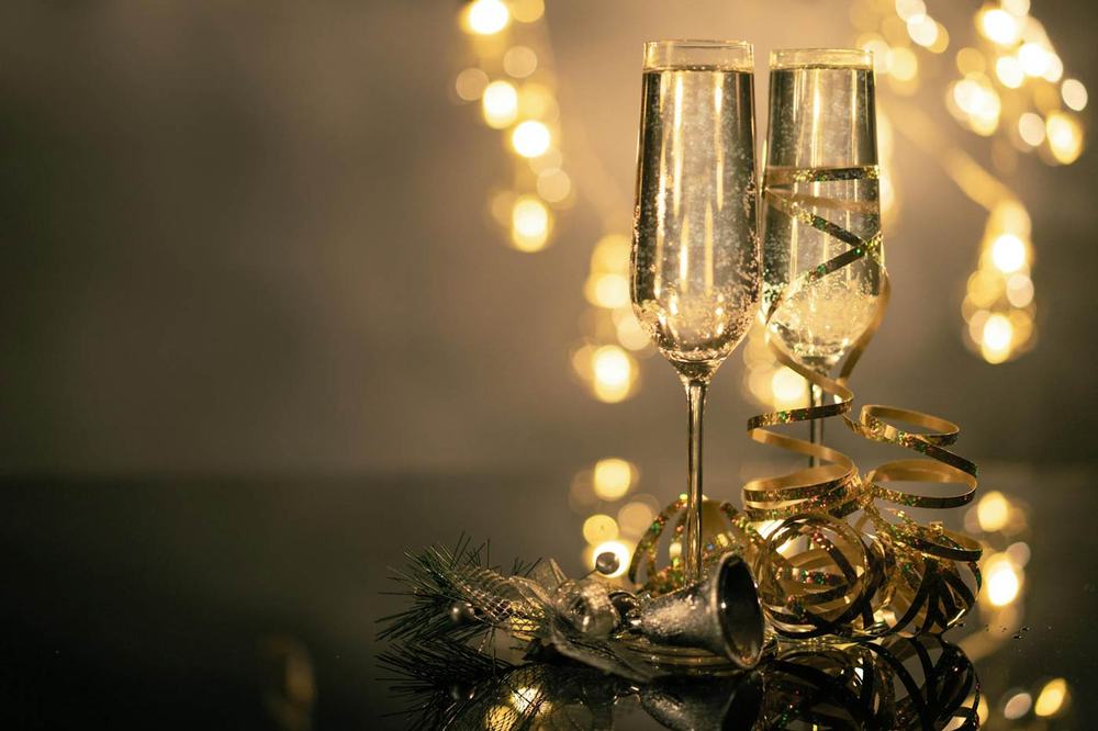Copas de cava con luces de fondo en Nochevieja