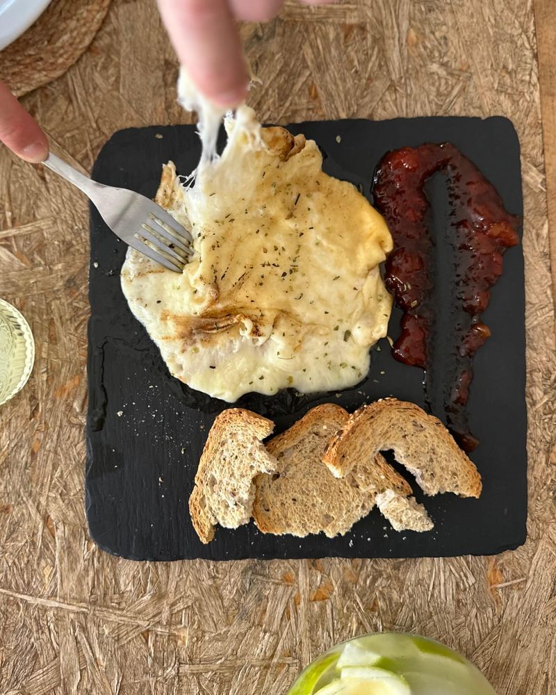 Provolone fundido con mermelada de tomate y pan tostado