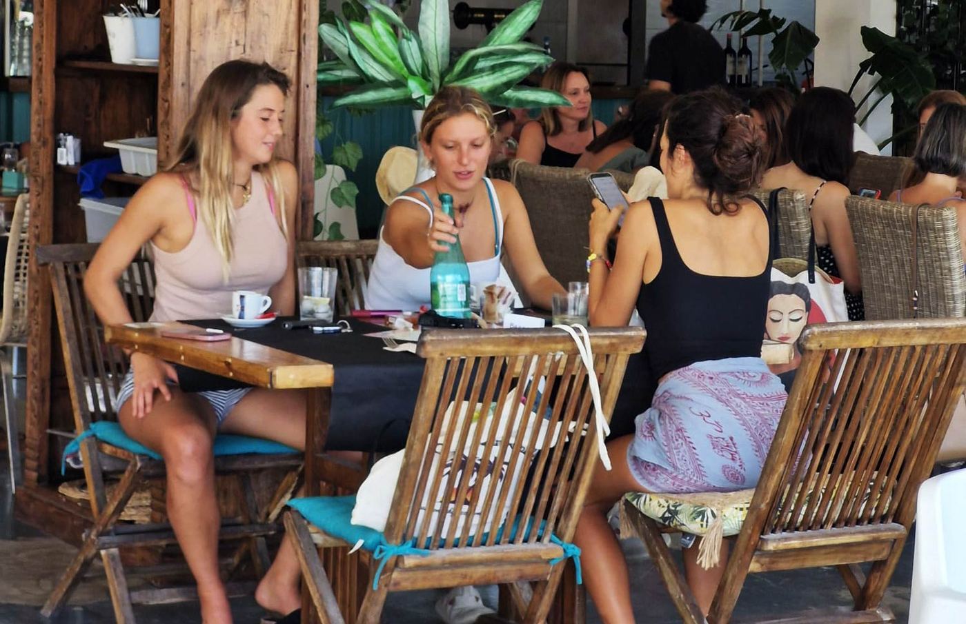 Amigas desayunando en la terraza de Banana Beach Club