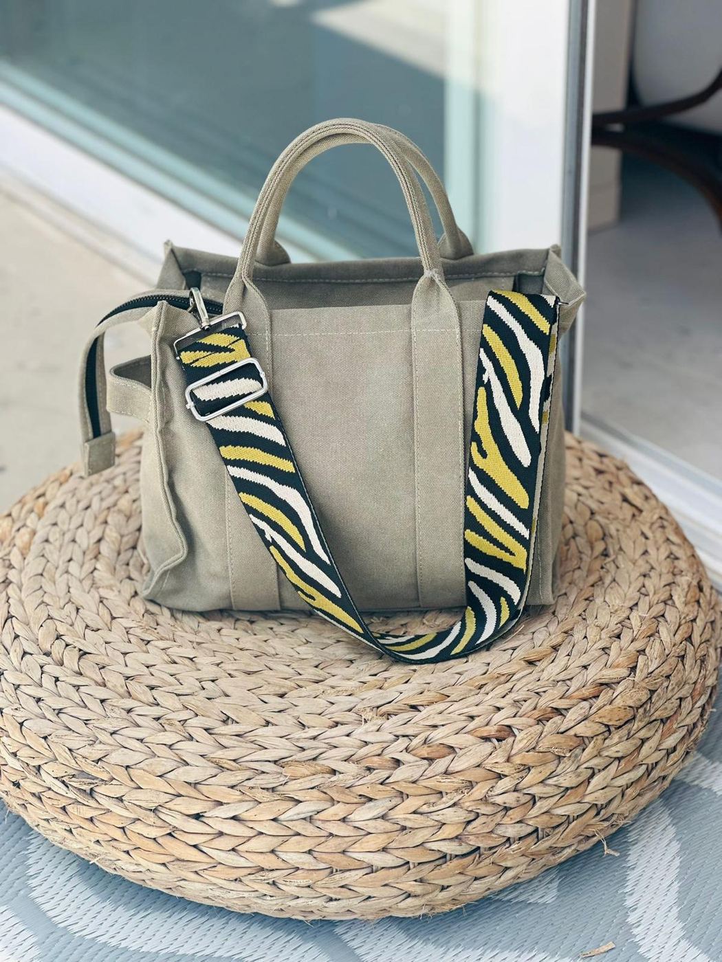 Tote de lona con bandolera de cebra