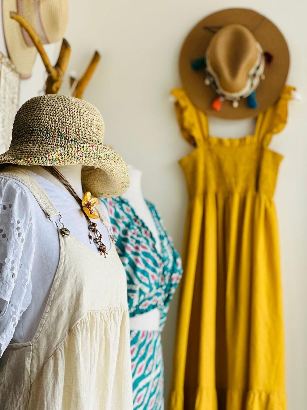 Sombreros de ganchillo y vestido de lino mostaza