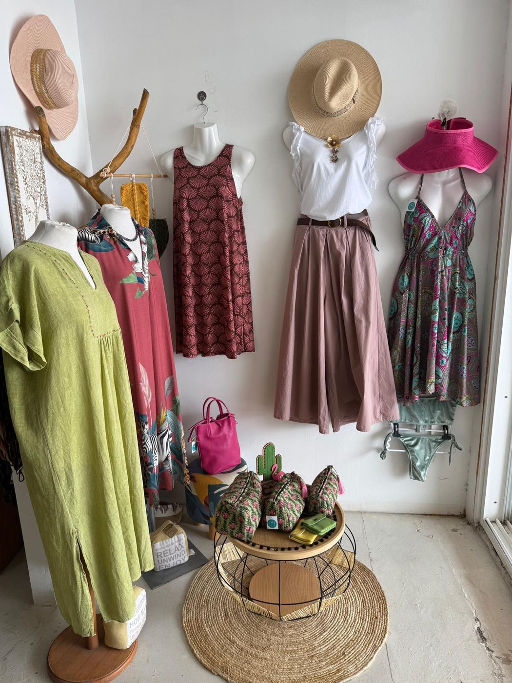 Interior de la tienda Banana Beach Wear con vestidos, sombreros y bolsos