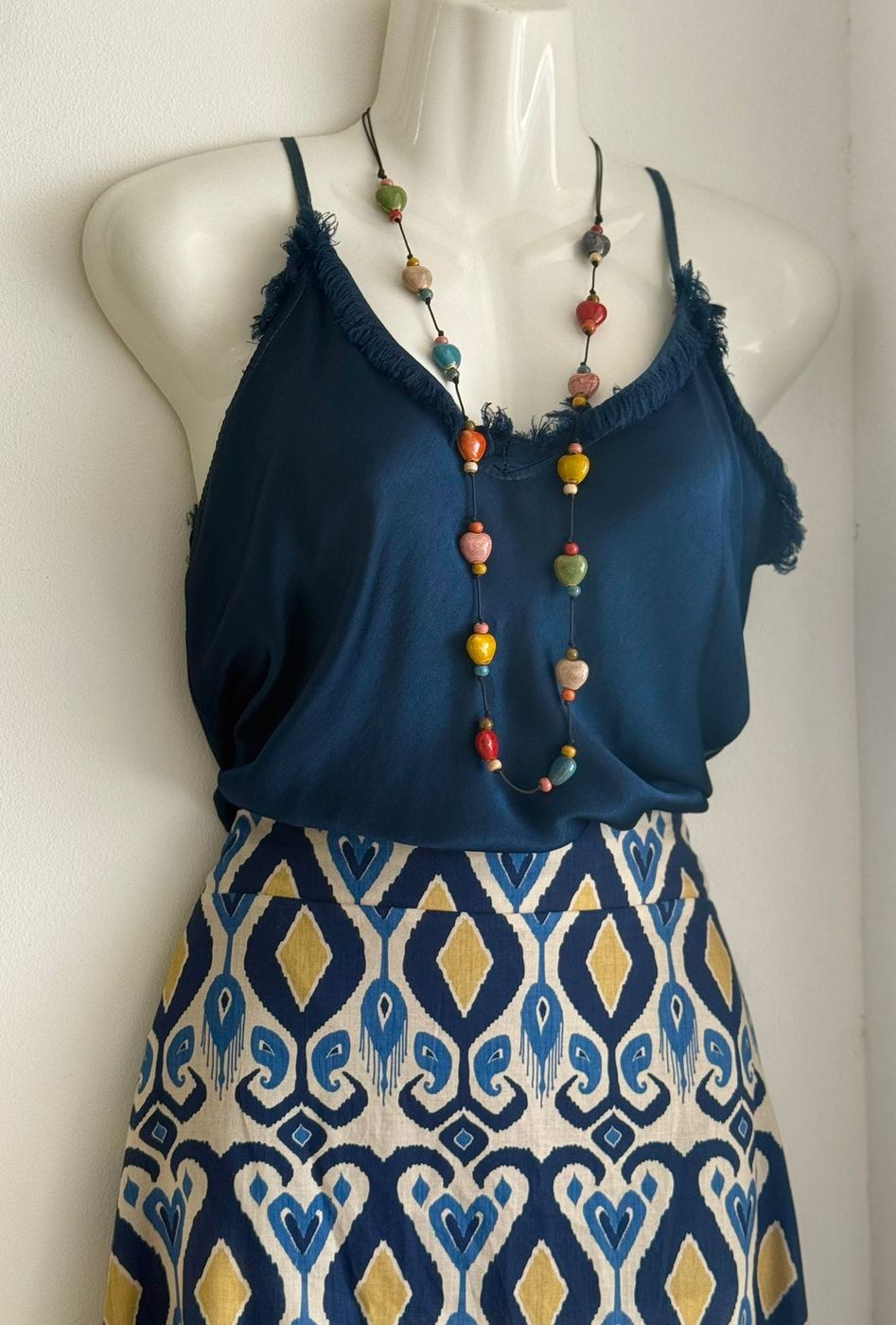 Top azul marino, falda ikat y collar de cerámica