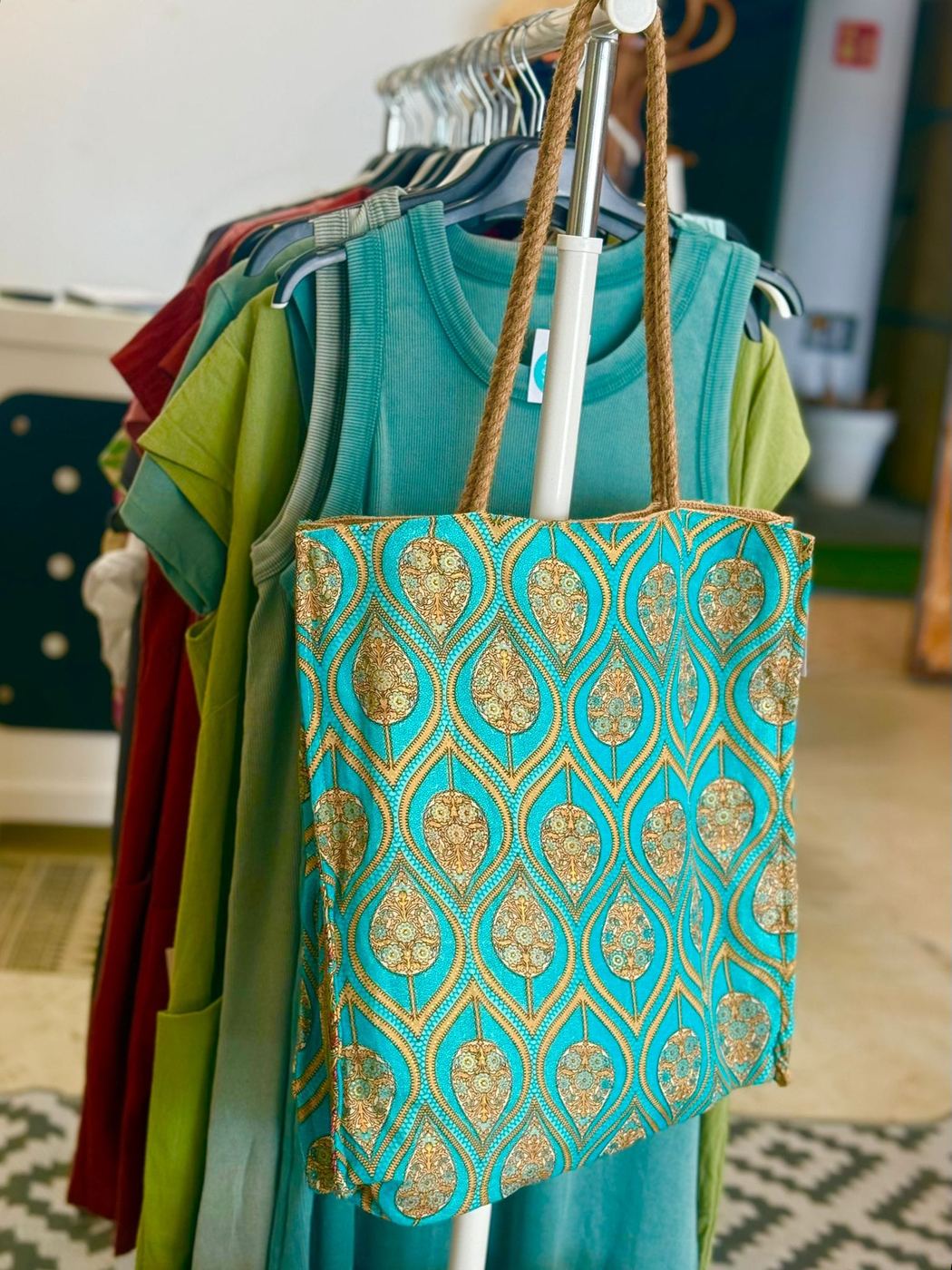Capazo de yute con estampado turquesa y dorado