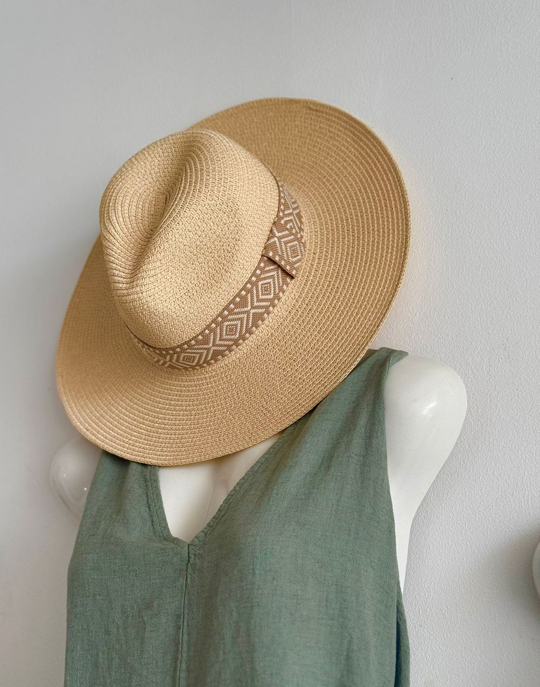 Sombrero de paja con cinta trenzada