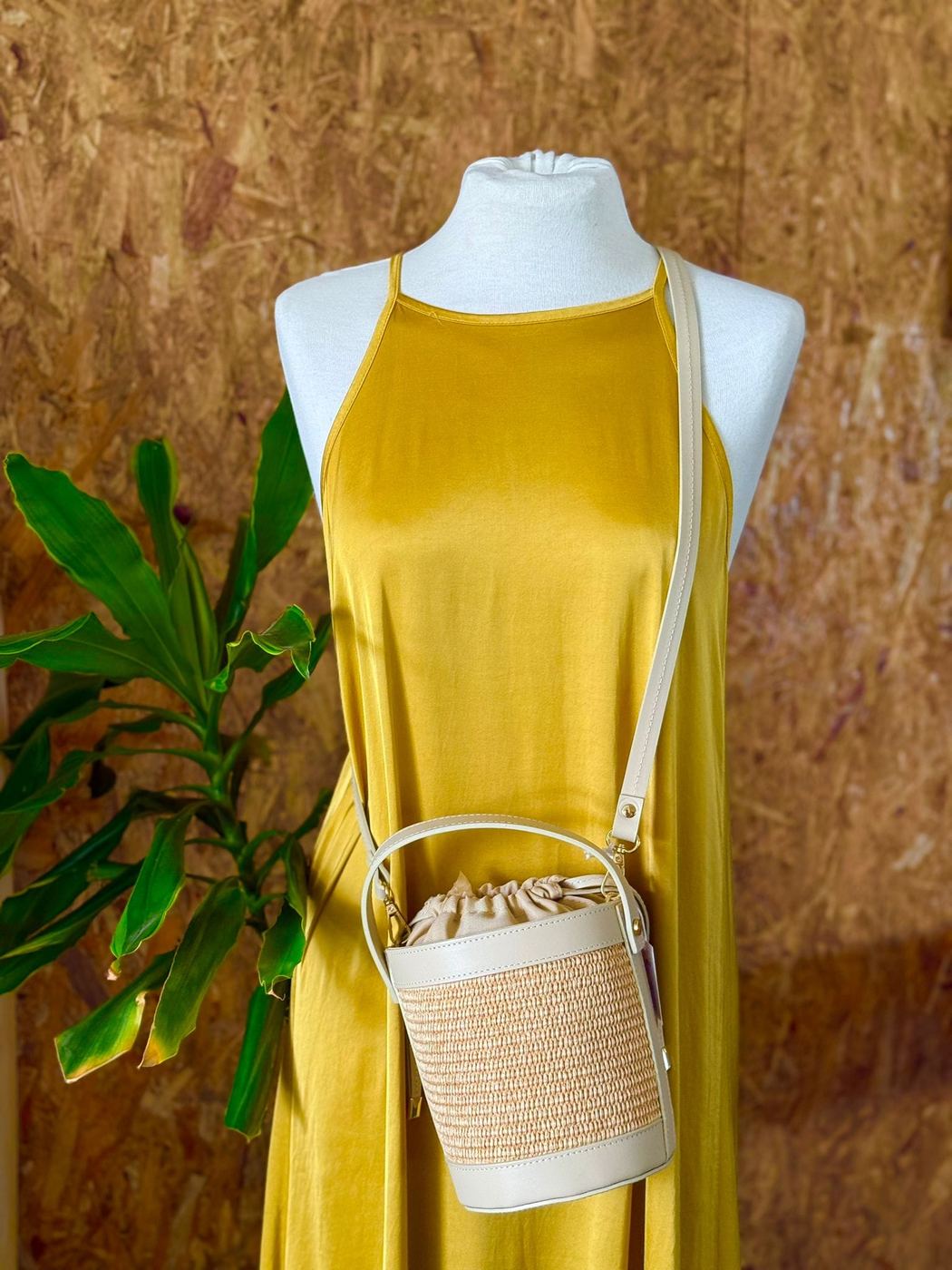 Vestido satinado y bolso cubo de rafia